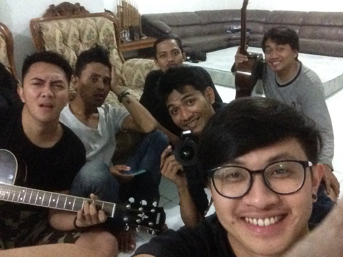 at vila cipendawa! setelah sekian lama menyusun jadwal buat refreshing 👍🏼👌🏼