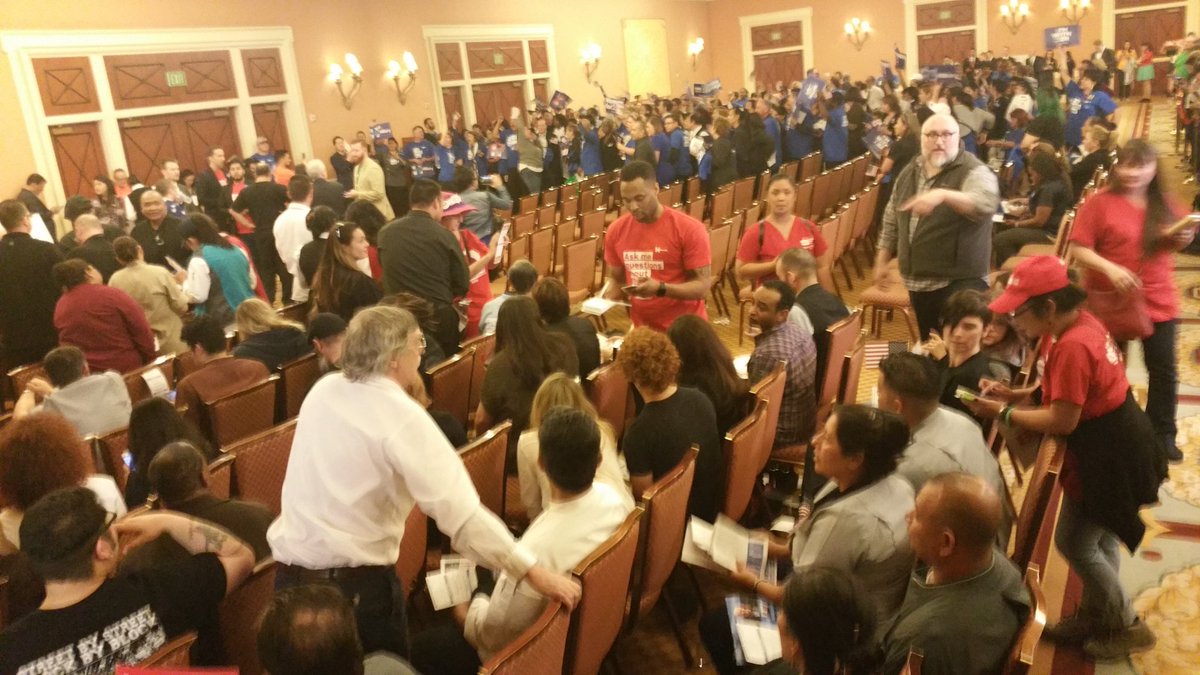 Pro sanders devant en rouge. Pro Hillary au fond en bleu. Caucus nevada dans casino vegas