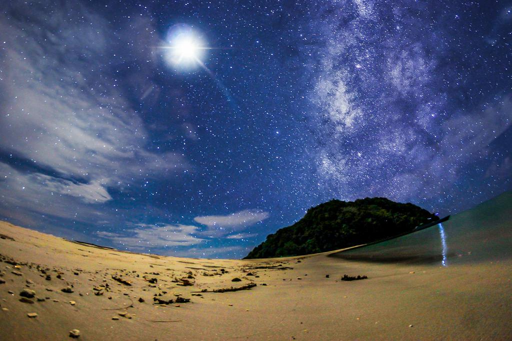 faizabdn's tweet photo. Tuhan bukan hanya meletak seni di muka bumi. Malah sana, di atas langit.

Langit malam, Sabah. https://t.co/cFeXX9V2Nk