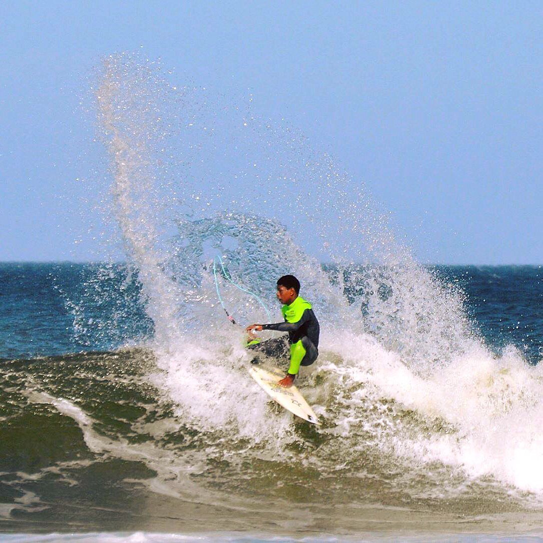 surfingjbay's tweet photo. Angelo throwing buckets of spray..Grom is ripping @BillabongSA https://t.co/TQ5weRnEeC
