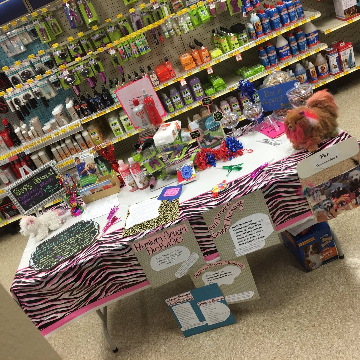 Coll5789's tweet image. prepping our table this morning for #PUPPYPALOOZA #Petsmart1963 #excited @lace331 @petsmart1963 @CgorgaGorga