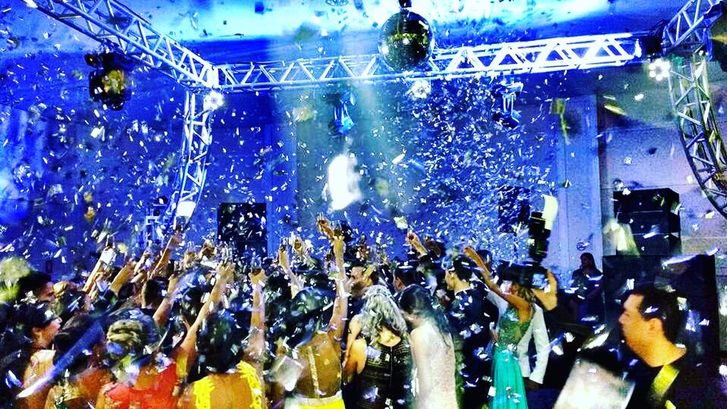 Abrahanmrs's tweet photo. Ainda sobre a formatura... Ah como eu queria voltar nessa noite. ๐๐๐๐ฅ๐พ #Formandos2015 #CPMGAS #qweventos #Baile https://t.co/SYQEBU7Epj