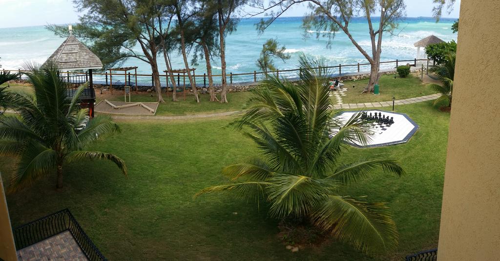 RDBassette's tweet photo. @kaehrle What's up, Dollar Bill.  In Jamaica for a quick getaway.  View from the room.  Lunch soon! https://t.co/uV0LDHhfaj