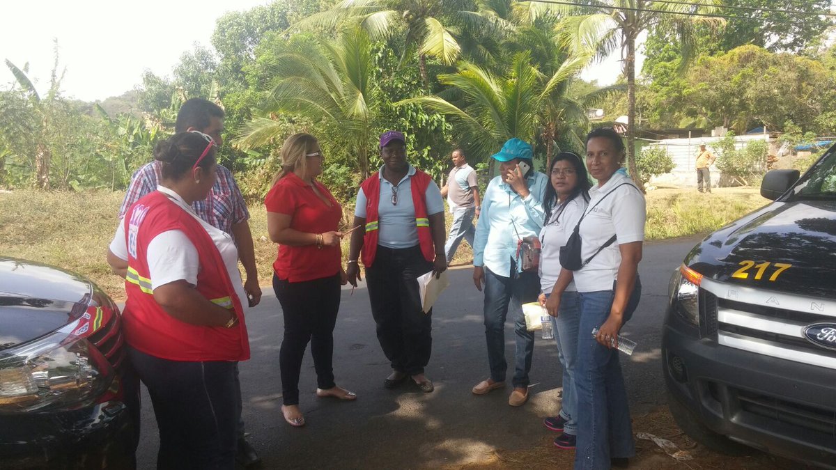 midespanama's tweet photo. Equipo técnico de 120/65 aplica encuestas en El Sector de La Pesa No.1 en La Chorrera https://t.co/qcqBpTIlAd