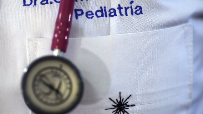 Cooperativa's tweet photo. Colegio Médico alertó sobre "impacto" que tendrá prohibición de Contraloría https://t.co/AnL0FQnrJJ https://t.co/dz0dZquGLs