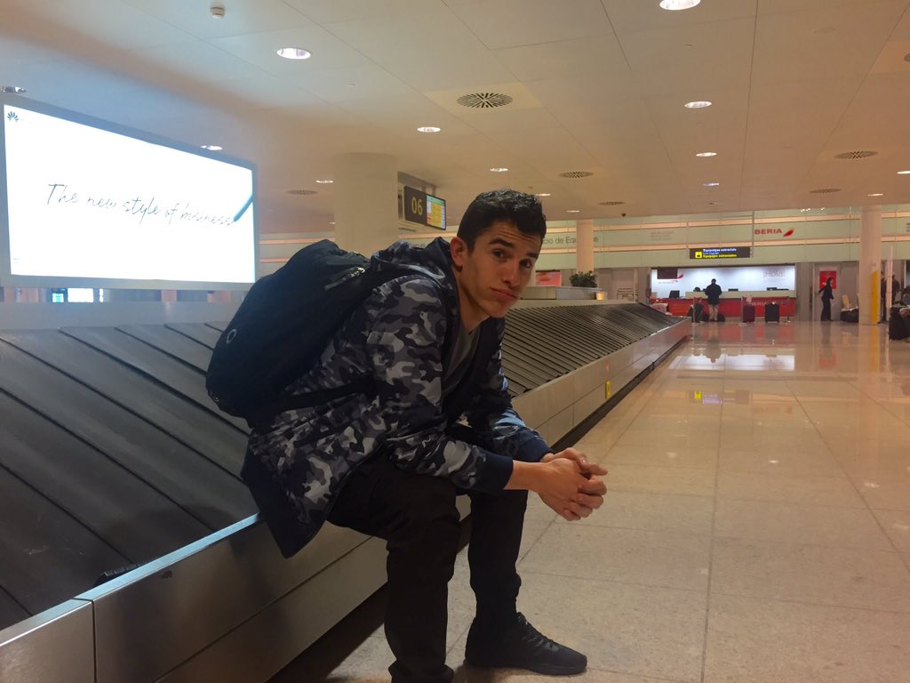 marcmarquez93's tweet photo. Despues de 28 horas viajando echo de menos el sofa de casa jajaja..
After 28 hours travelling I miss my sofa😩 https://t.co/DmOGKMcZoa