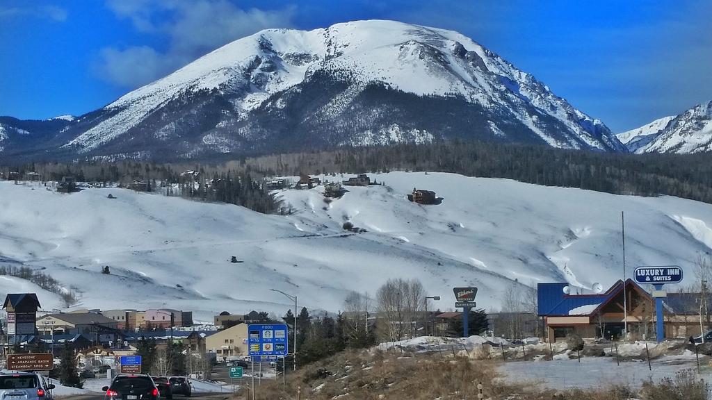 kidtravel's tweet photo. Beautiful Colorado mountain vistas on the drive to @VistaVerdeRanch this morning. #travel #WinterRanch https://t.co/Fc9XwxlotF