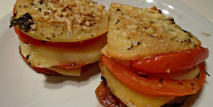 primicias24's tweet photo. #AlgoLigerito para el almuerzo "Milhojas de papa y tomate" https://t.co/5k0meHljK1 https://t.co/YWkHFYPDzD