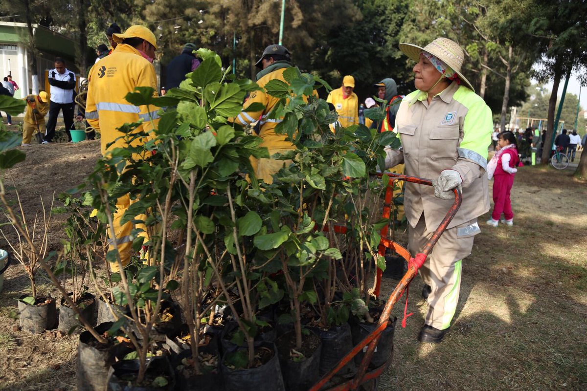 ManceraMiguelMX's tweet photo. Un gusto haber estado con los vecinos de la Unidad Lago Infonavit en una jornada más de #CDMXTeRequiere #mm https://t.co/T6AMn81DeV