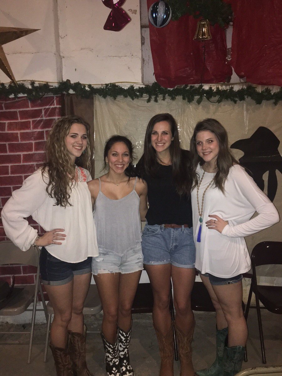 leighakat's tweet photo. Such a fun night with these dimes 😍 (+AbiGrace who can't be tagged in pictures?) #Oplin https://t.co/XDcLmoFpc8