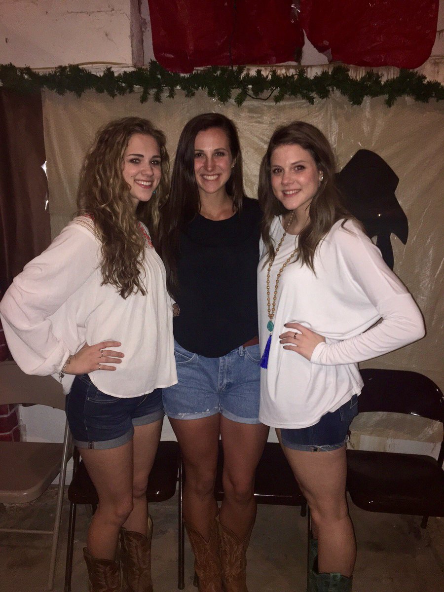 leighakat's tweet photo. Such a fun night with these dimes 😍 (+AbiGrace who can't be tagged in pictures?) #Oplin https://t.co/XDcLmoFpc8