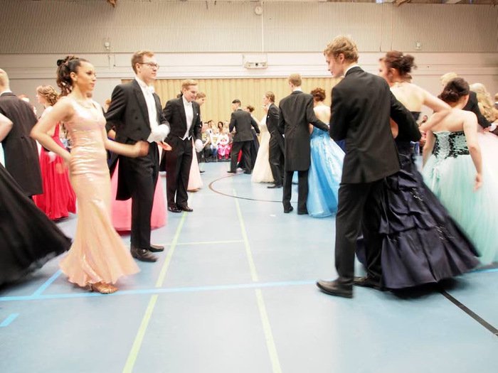 sotunginlukio's tweet photo. Eilen vietettiin Wanhojen tansseja ja nähtiin upeita pukuja #wanhat2016 #sotunki 👗👔💎💃💖 https://t.co/wo44nKk2FC