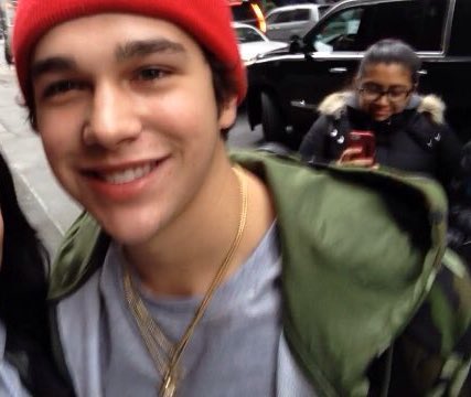 bbydmvilla's tweet photo. RT if you love this kid #AustinMahoneBackInEurope https://t.co/IPZIi5zIeZ