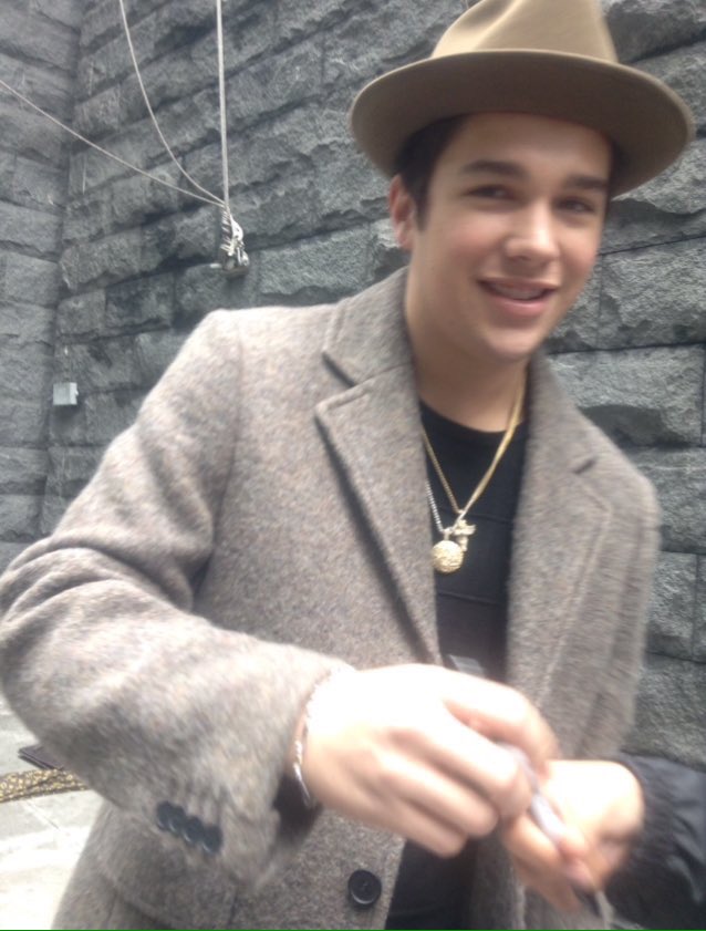 bbydmvilla's tweet photo. RT if you love this kid #AustinMahoneBackInEurope https://t.co/IPZIi5zIeZ