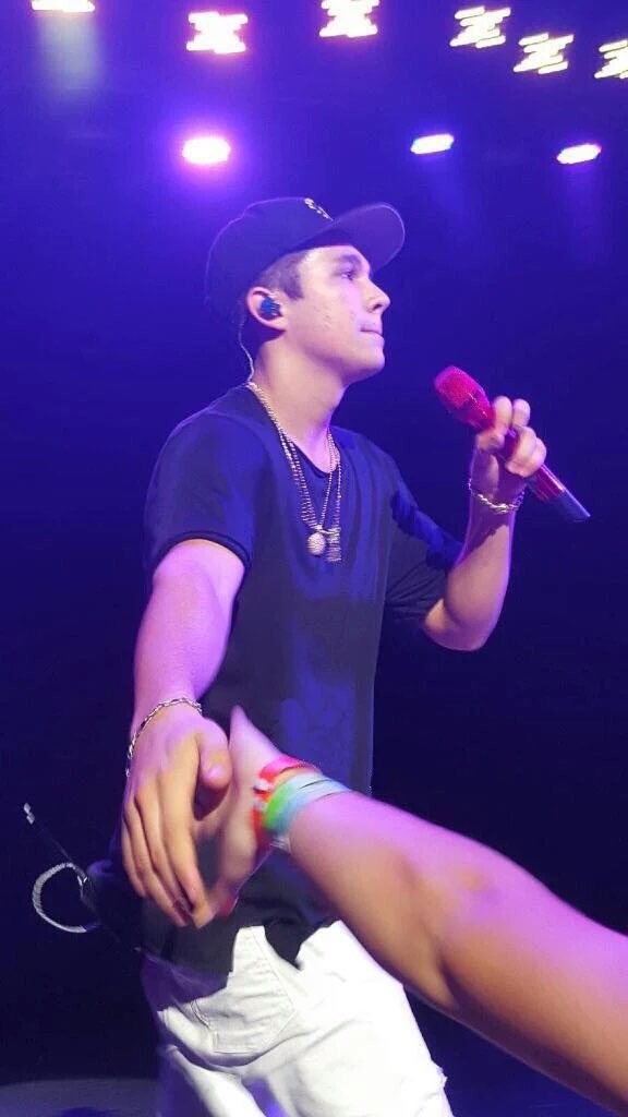 bbydmvilla's tweet photo. RT if you love this kid #AustinMahoneBackInEurope https://t.co/IPZIi5zIeZ