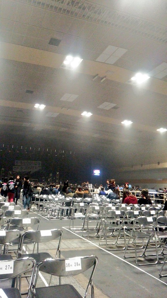 alicia_apple's tweet photo. 私の座ってたところから見たステージこんな感じでした！まぁ後ろだろうな、とは思ってましたけど、ほんとに後ろから4列目くらいでしたよね～。。へへへ…でも楽しめたから何でもいいです！(°▽°) https://t.co/o3x0UuWx0u
