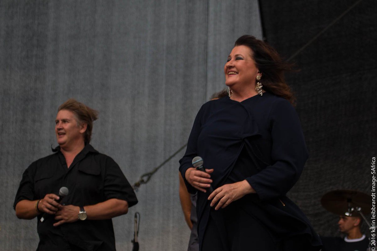 <a href="/LaurikaRauch/">Laurika Rauch</a> en dit SOUS toe almal saam sing..."gee ons net 'n bietjie reën..."