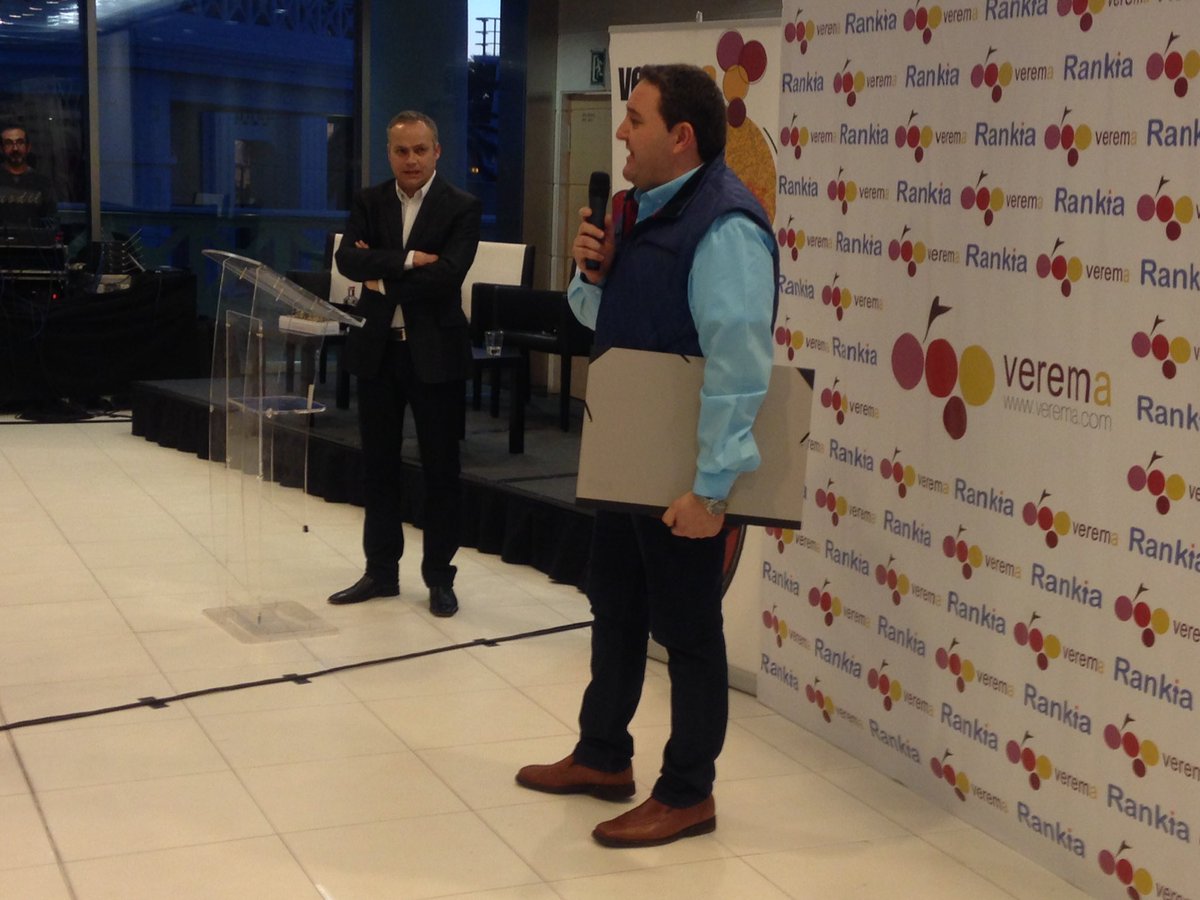 Isaac Muga recoge el #PremioVerema 2015 al Mejor Vino Tinto con Torre Muga 2010 #VeremaVLC <a href="/Verema/">Verema</a>