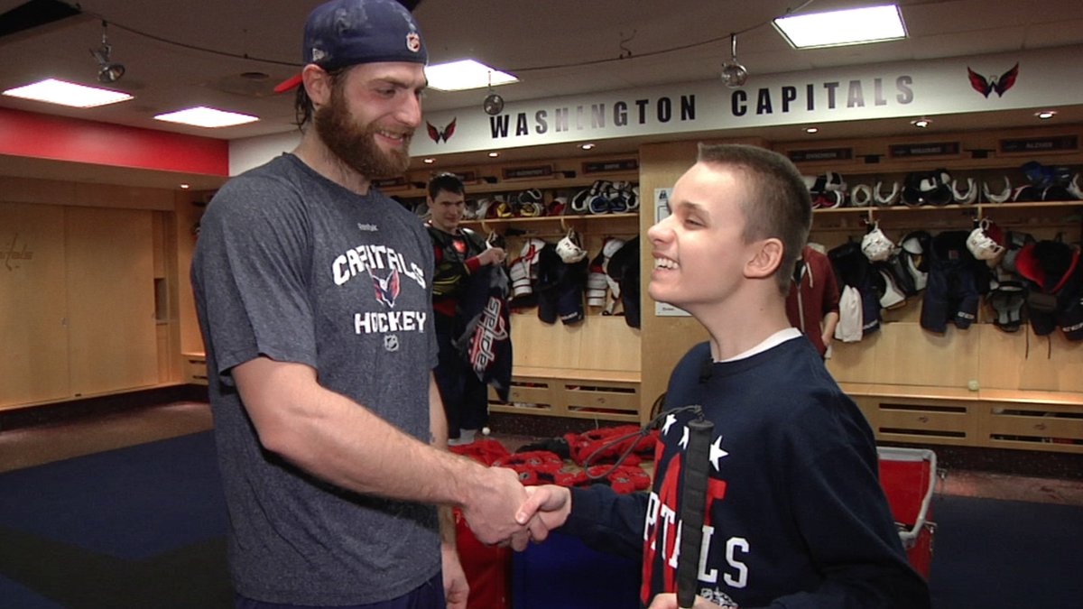 WATCH: Brendan Friedrich got the chance to meet his favorite player, @Holts170. #CapsHIFE monumentalnetwork.com/videos/snapsho…