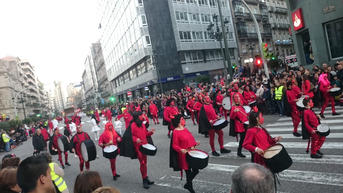 RadioVigo's tweet photo. Desfilando las comparsas por el centro de #Vigo dentro del #Entroido2016 https://t.co/uSYOTzfclB