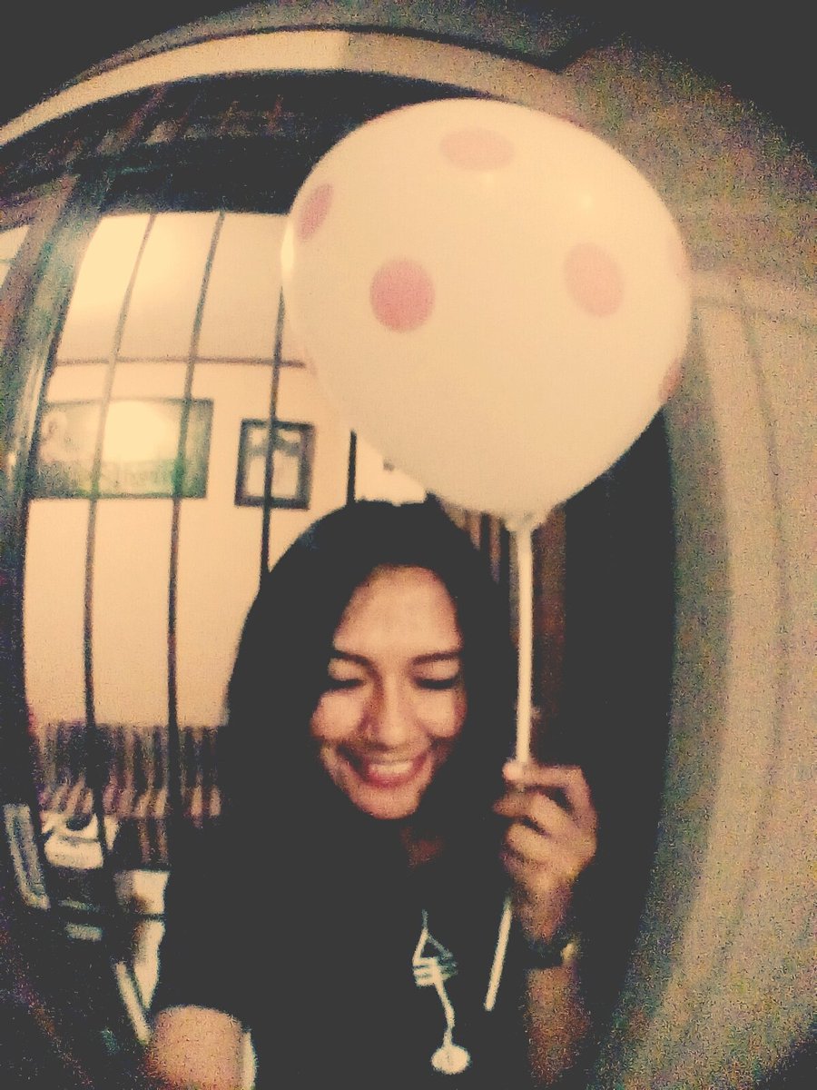 malam minggu bete , mainnya sama balon aja at home :)