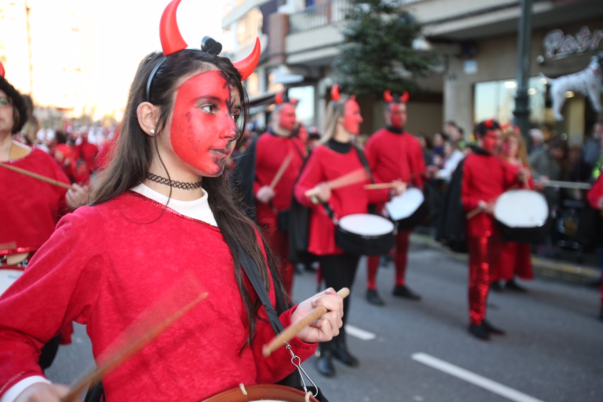 Vigo__e's tweet photo. #GALERÍA #Entroido2016 Fantasía y humor en las calles de Vigo https://t.co/svDiJVSeBy https://t.co/ASGP7S7t9O