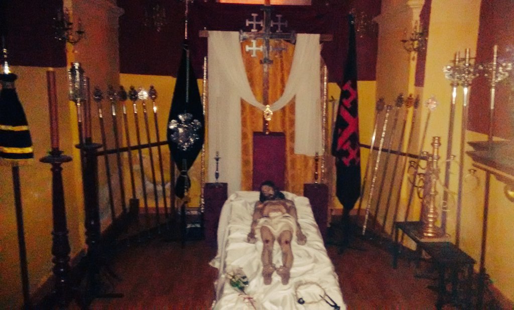 Y en la oscuridad del rezo del rosario el Señor Yacente esta preparado para sus cultos y besapies del 28 de febrero.