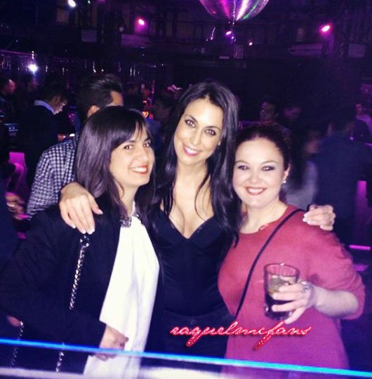 onlyvause's tweet photo. "Que las miradas dicen a gritos lo que el corazon calla" |Raquel con fans en Mallorca| https://t.co/4dH8cCqDKN