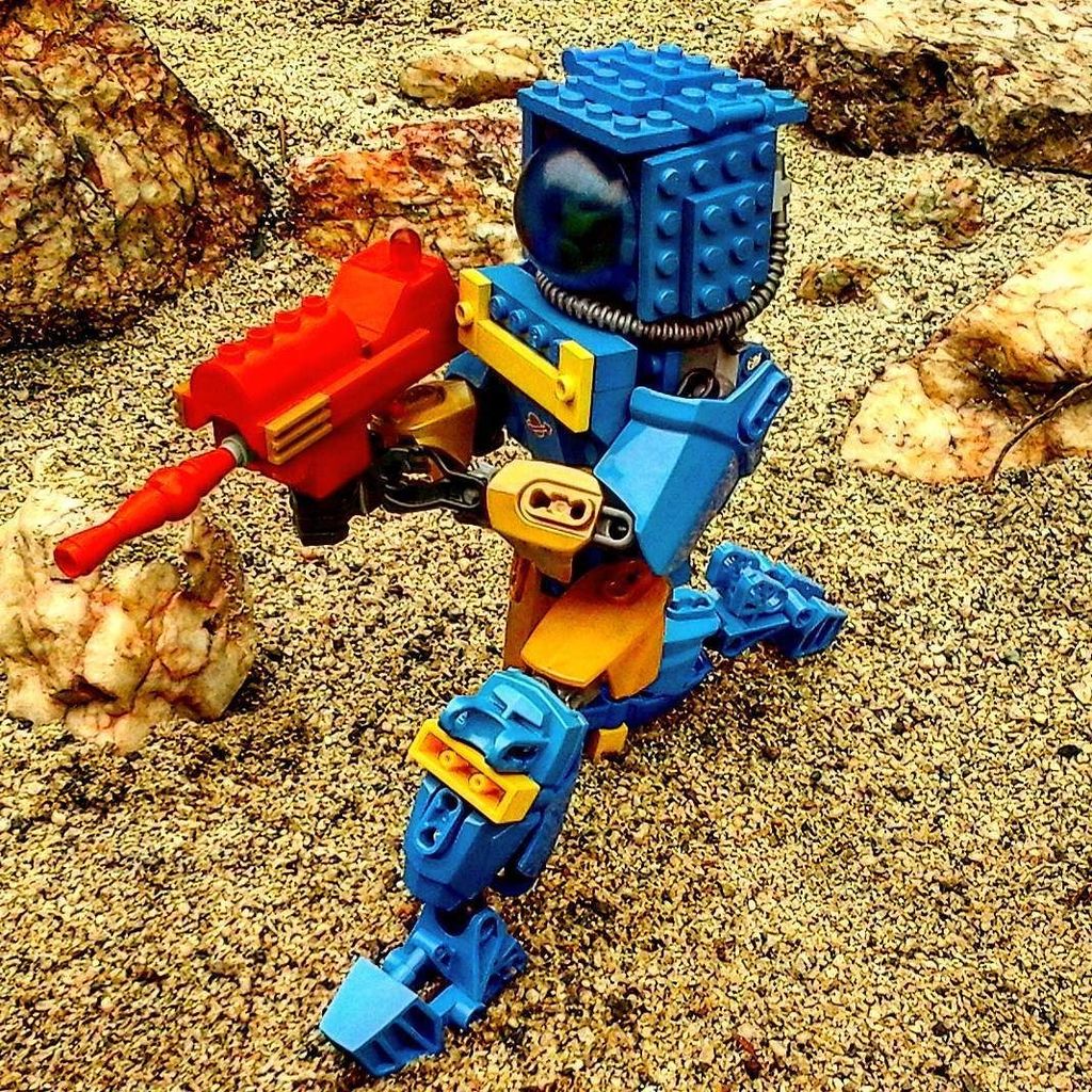 Insta_Lego's tweet image. ift.tt/1Om8vLf - skyjago - Hers anuther photo of him with his ray gun. #lego #legospace #mtron #blacktron…