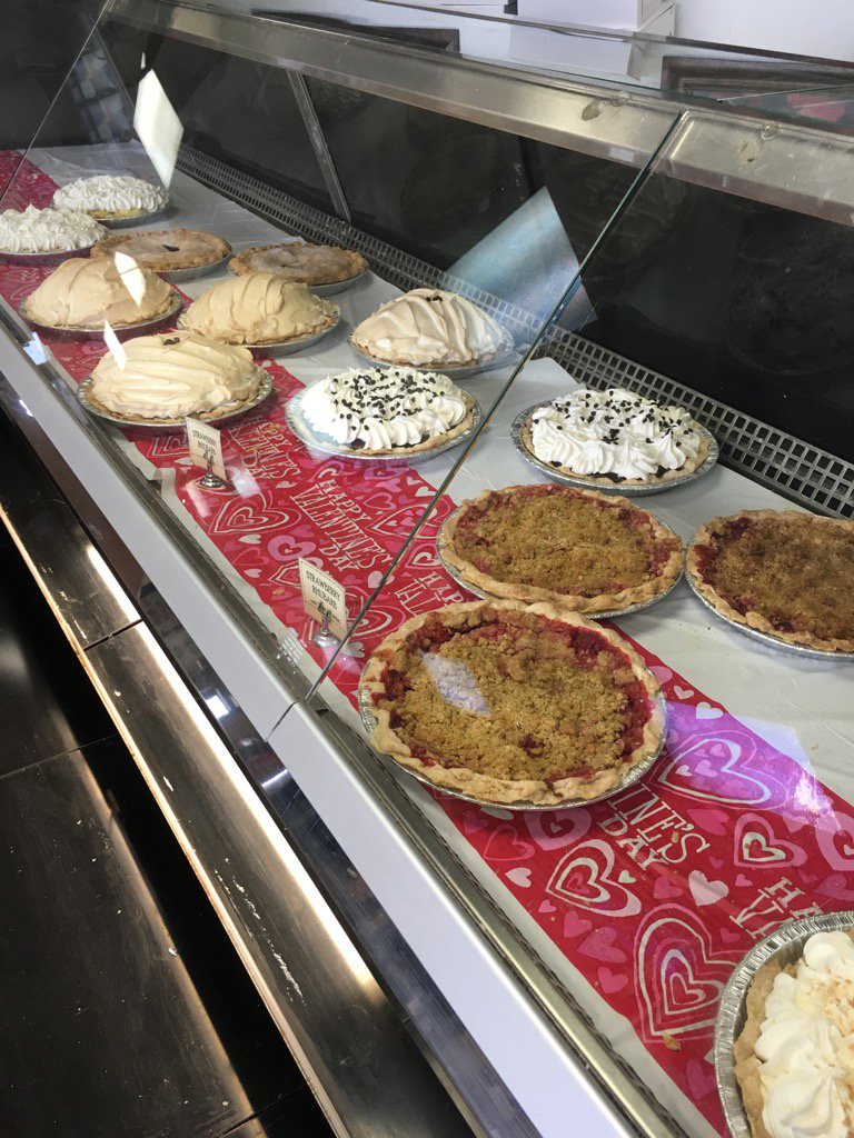 JerryBloms's tweet photo. Eric's favorite stop----Tower City Cafe! https://t.co/8iYg1J1fz0