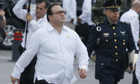 diario24horas's tweet image. Javier Duarte desvió, en tan sólo un año, más de 14 mil millones de pesos en Veracruz: PAN bit.ly/1Om99Iw