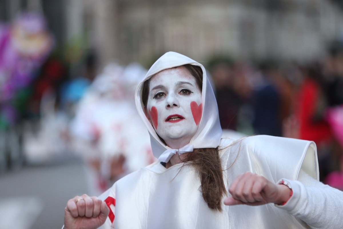Vigo__e's tweet photo. #Entroido2016 #GALERÍA Desfile de comparsas por las calles de Vigo https://t.co/svDiJVSeBy https://t.co/5vmq0GYnC9