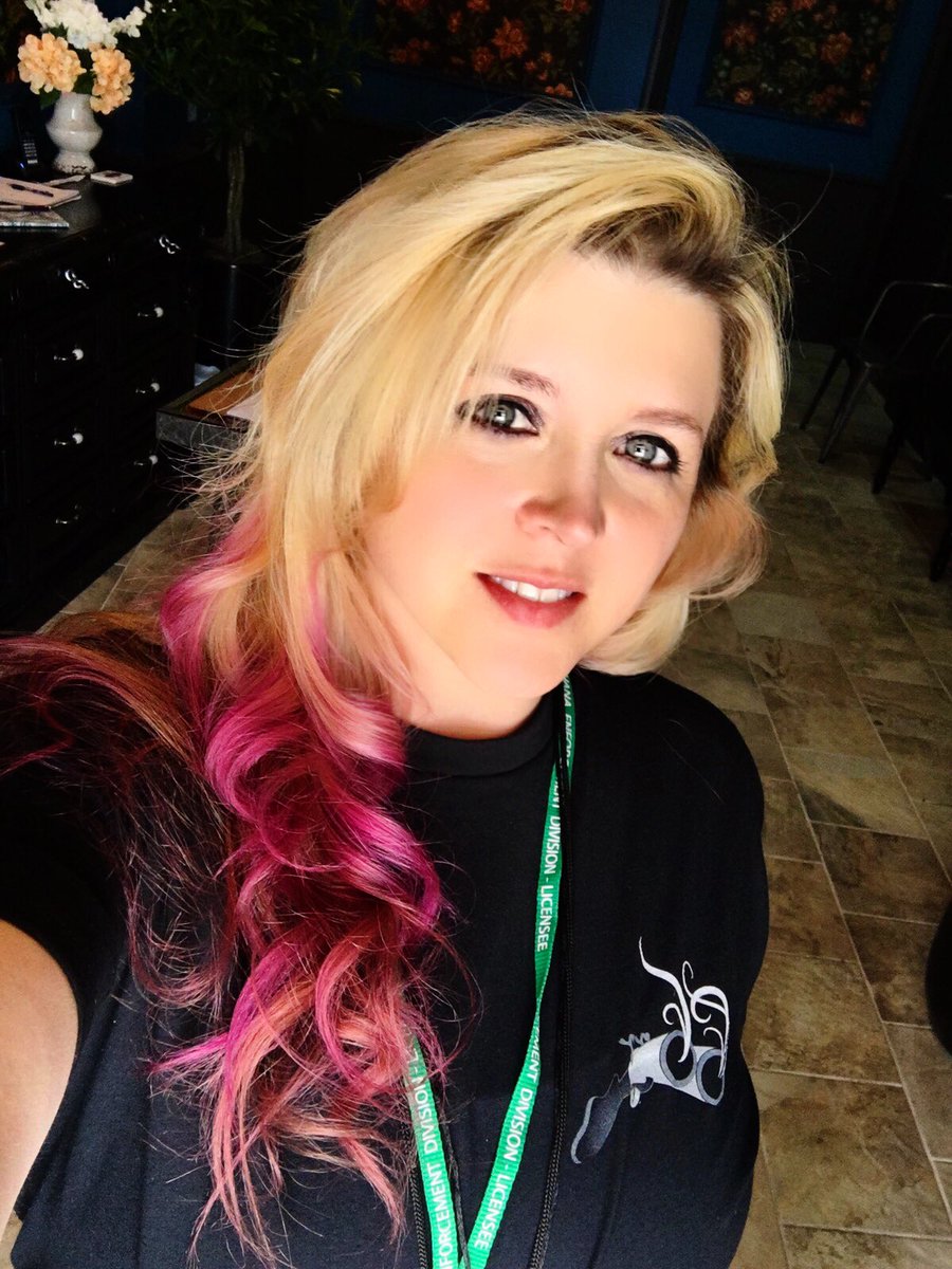 GoneGirl74's tweet image. Working @SmokinGunCO We are open from 11a-12p. Visit the best shop in Denver now! #lightingtheway #its420somewhere