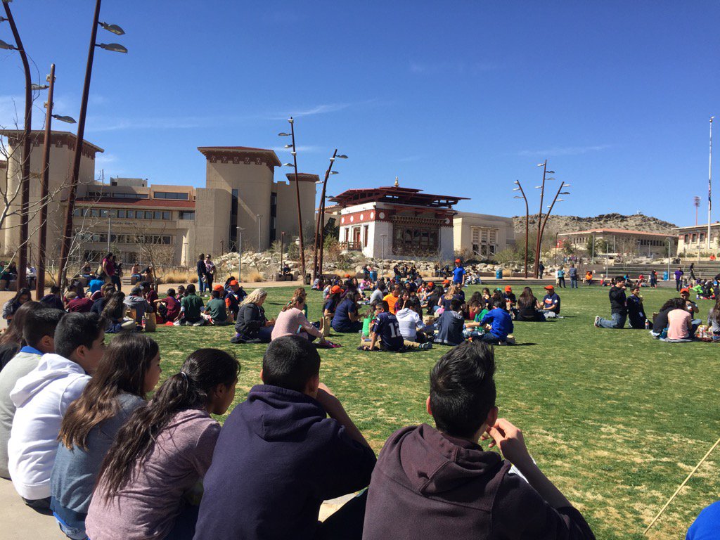 CREEEDorg's tweet photo. #ElPaso 6th graders take over @UTEP's Centennial Plaza for lunch during Community en Acción's #YAF2016 https://t.co/AsRFs9aU6t