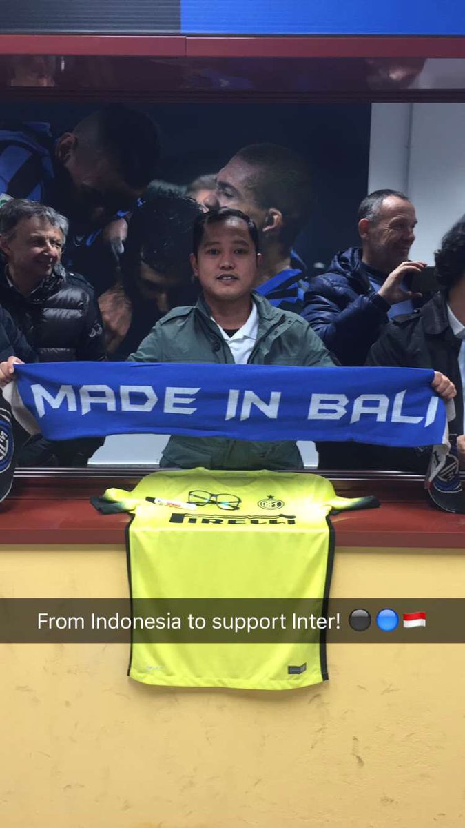 #InterFans: from Bali to Milan. <a href="/prasetyoseven/">Rudy •\• Prasetyo</a> is at San Siro for #InterSampdoria! 🇮🇩⚫️🔵 #VivereIlClub #FCIM