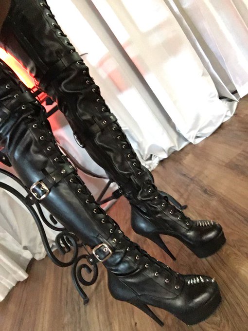 Boots https://t.co/s35MezmJPN<a href="/tag/goddess"class="tags"><span>#goddess</span></a><a href="/tag/femdom"class="tags"><span>#femdom</span></a><a href="/tag/addicting"class="tags"><span>#addicting</span></a>