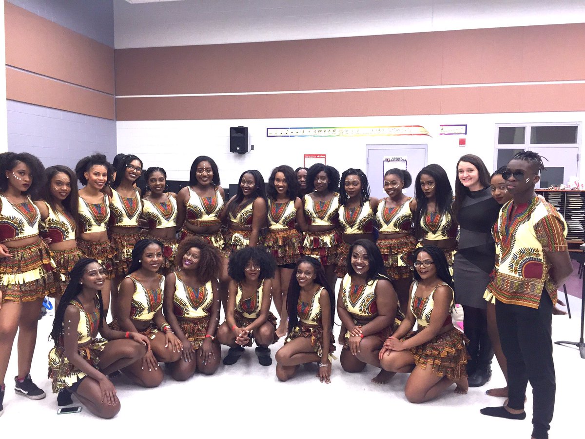 Enayedeeyeaye's tweet photo. Last night , love my team 💖 #afrosync https://t.co/ZVDrJWyFqZ