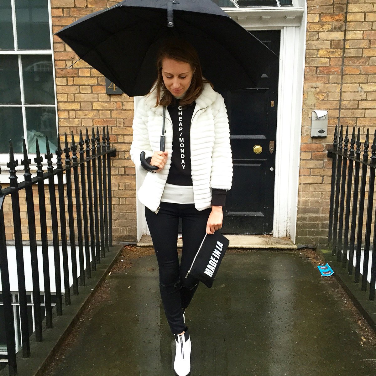 byDianaMarks's tweet photo. Street style look today at #lfw #londonfashionweek #blackandwhite #ootd https://t.co/QZyYQlFnZy