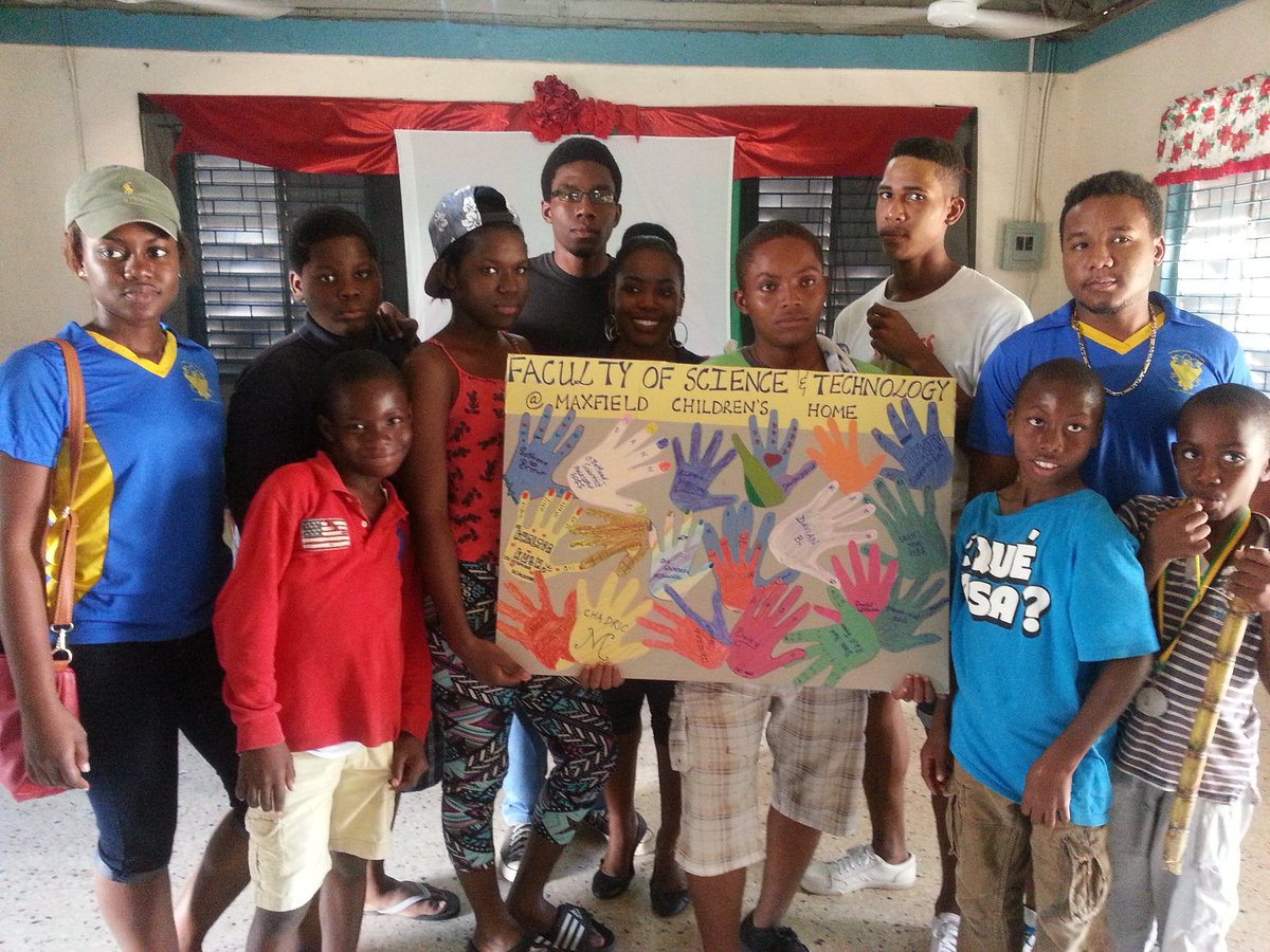 FstUwi_Mona's tweet photo. #FSTweek2016 ended with visit to the Maxfield Park Children's Home. We showed the kids some cool science experiments https://t.co/lsqrvlQFDR