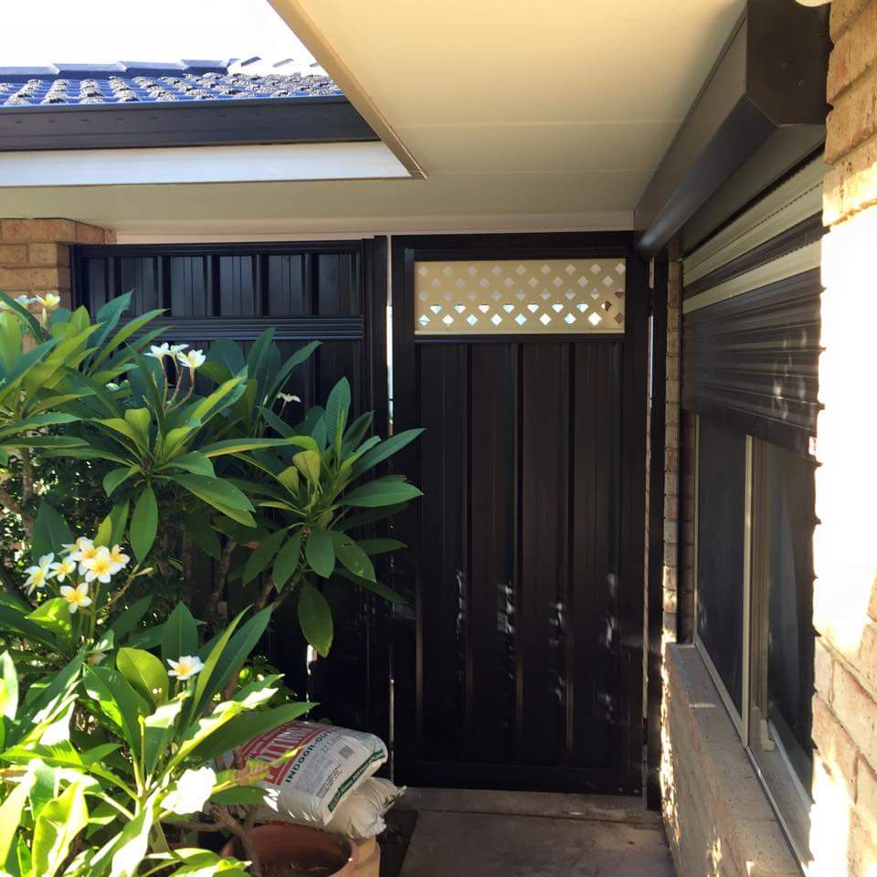 MakoFencing's tweet photo. Black with Domain lattice was the colour scheme chosen by this client to match her window shutters on her home https://t.co/q3t5YUk74v