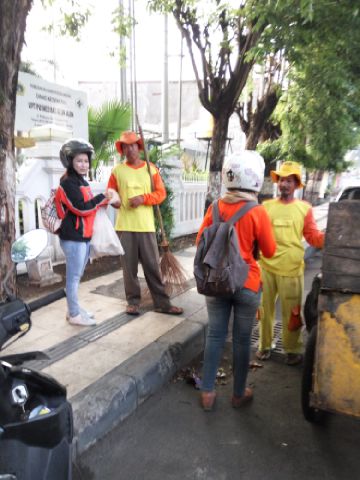 RGusyusuf's tweet photo. #Posindonesiabergerak #Reg7 Pickup Kantorpos Gresik bergerak berbagi Nasi bungkus ke petugas kebershan seluruh kota https://t.co/78w0sdABpi