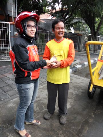 RGusyusuf's tweet photo. #Posindonesiabergerak #Reg7 Pickup Kantorpos Gresik bergerak berbagi Nasi bungkus ke petugas kebershan seluruh kota https://t.co/78w0sdABpi