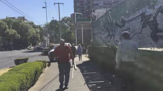 lasillarota's tweet image. #VideoLSR ‘Supercívico’ también sufre agresión en la CDMX goo.gl/Dee8du