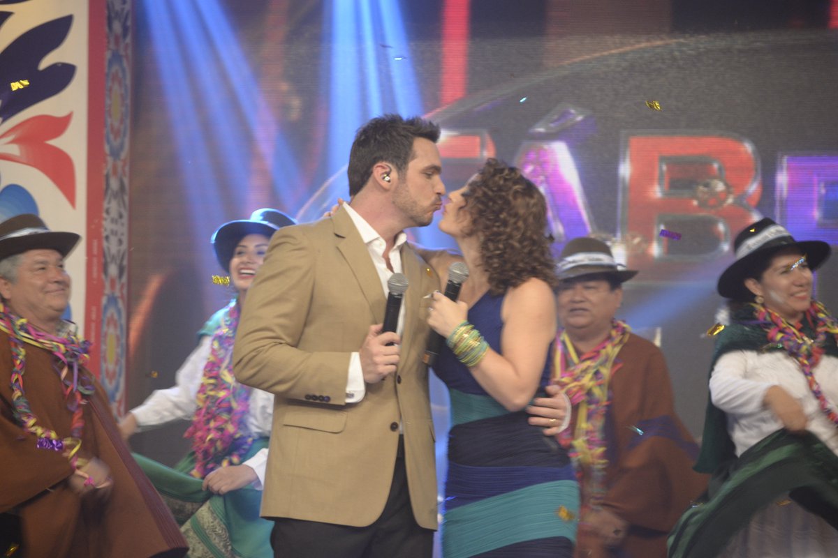 FabricaSuenosPe's tweet photo. #FDSesFamiliar Virna Flores e Ismael La Rosa, un dúo perfecto en la conducción del programa ►https://t.co/Hgn6CuRoEQ https://t.co/RBescBD43w