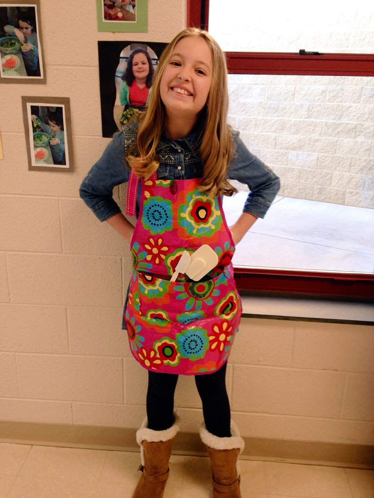 watson4and8's tweet photo. My little chef dressed up like @amandafreitag 4 Celebrity Kindness Day yesterday! Thanks 4 being a good role model! https://t.co/LjELMMaxvi