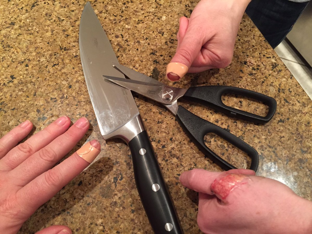 KristaCassellMD's tweet photo. @sobeys @jamieoliver Thrilled with our new knives!! #prettysharp! #they weren'tkidding :( https://t.co/nq7Eq1K7Lt