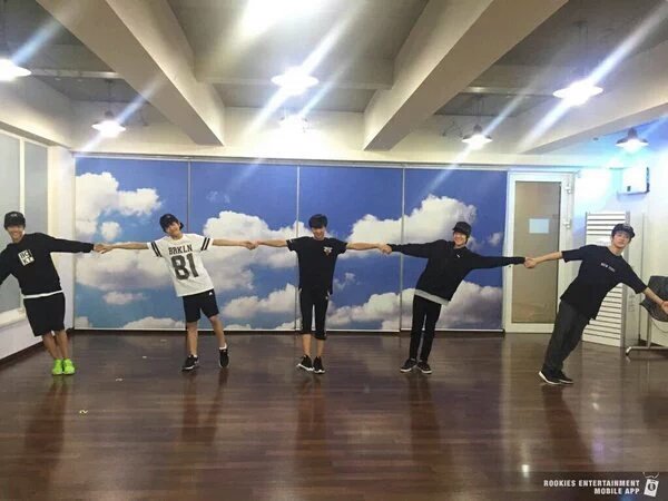 MARKJENOLANDTH's tweet photo. [PIC]ภาพนี้มาร์คและเจโน่จับมือกันด้วยค่ะ ~ 😙💕cr : rookies ent.
 #MarkNo #SMROOKIES #NCT https://t.co/2jbeeHHBxF