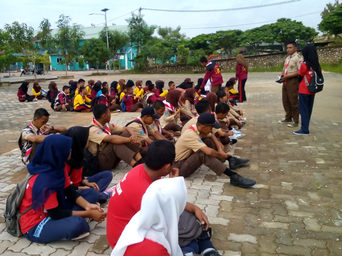 osissmk5btm's tweet photo. Lagi brifing nih untuk kegiatan 10kantong sampah, osis,pramuka.
#osissmkn5btm
#bebassampah2020 https://t.co/zF6UUEQKoN