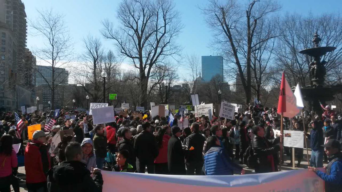 jianheleny's tweet photo. Over 2500 people attended rally at Boston Common for Akai Gurley and Peter Liang. NYPD should take responsibility! https://t.co/vO7cph5zlw