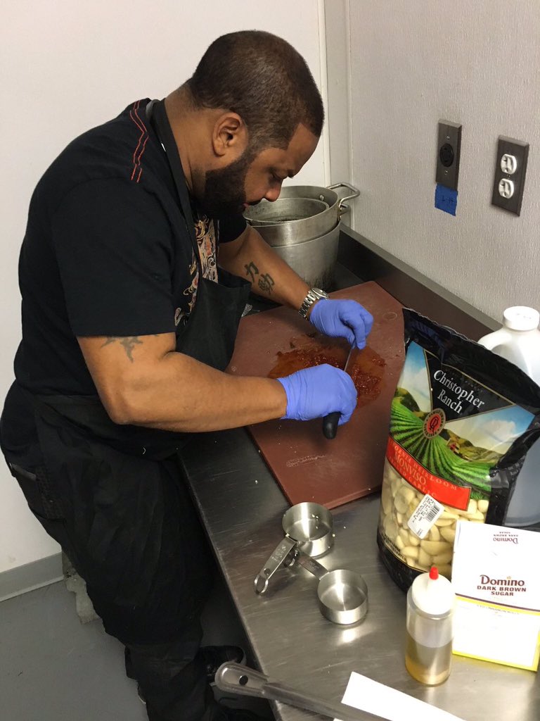 GrubRub15's tweet photo. RT &amp; 👣2️⃣ https://t.co/YE7xWDJa9y 4️⃣🆕 #sauce #catering #GrubRub &amp; #cookingshow info #eventplans #foodie #chefs #eat https://t.co/ShcKrtMtpW